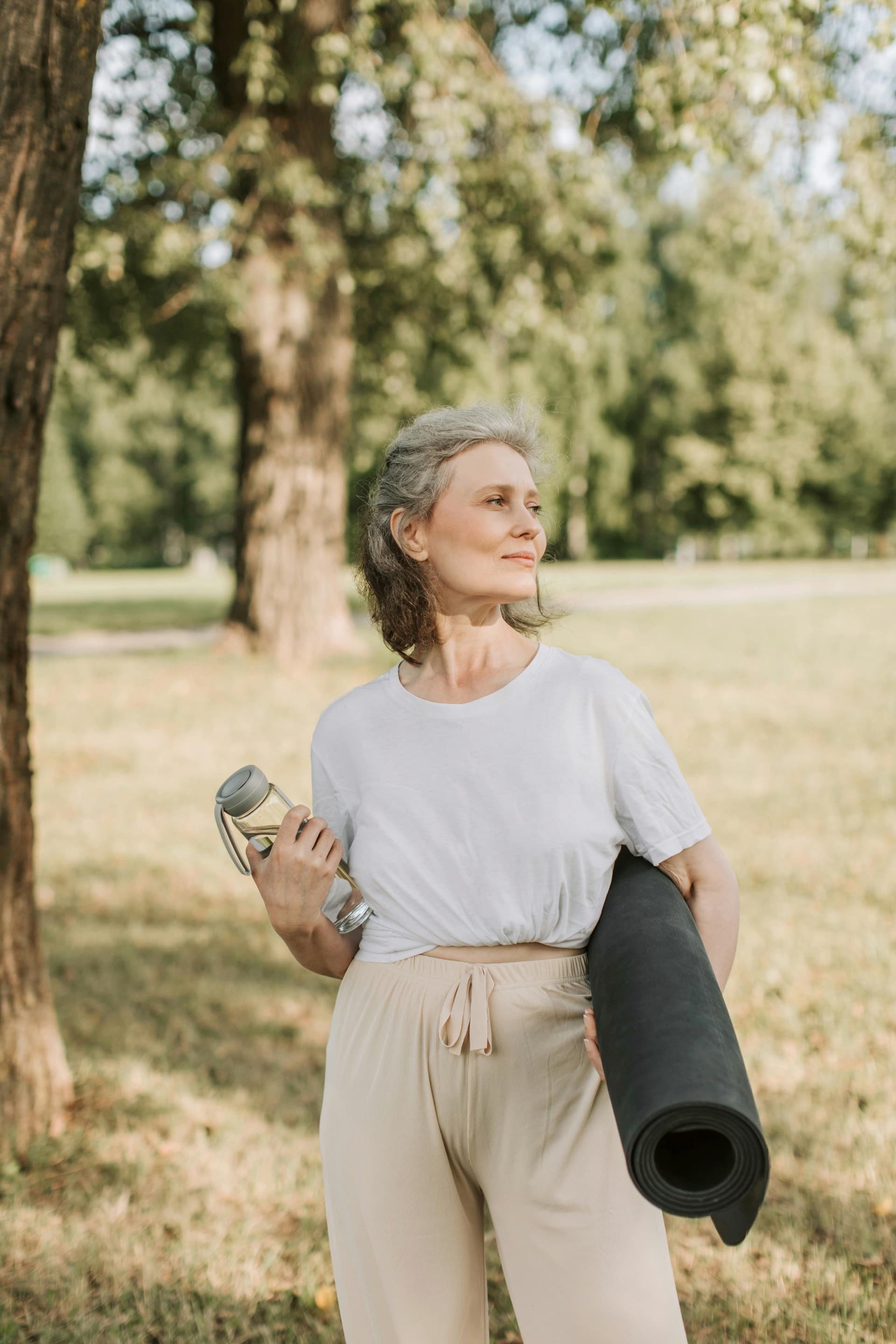 Older adult staying active, reflecting goals of symptom-focused knee care